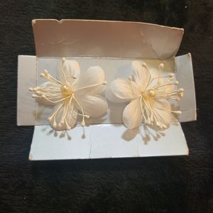 1989 Avon white silk flower earrings, pierced (89)